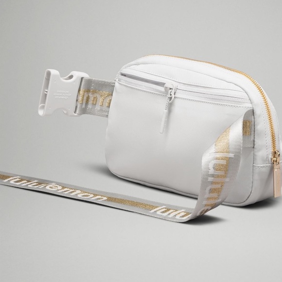 Lululemon Everywhere Belt Bag 1L in vapor, white and gold color - Picture 4 of 6